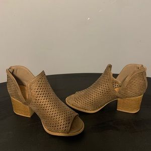 J.Adams Taupe color Sandal,Size 7  1/2